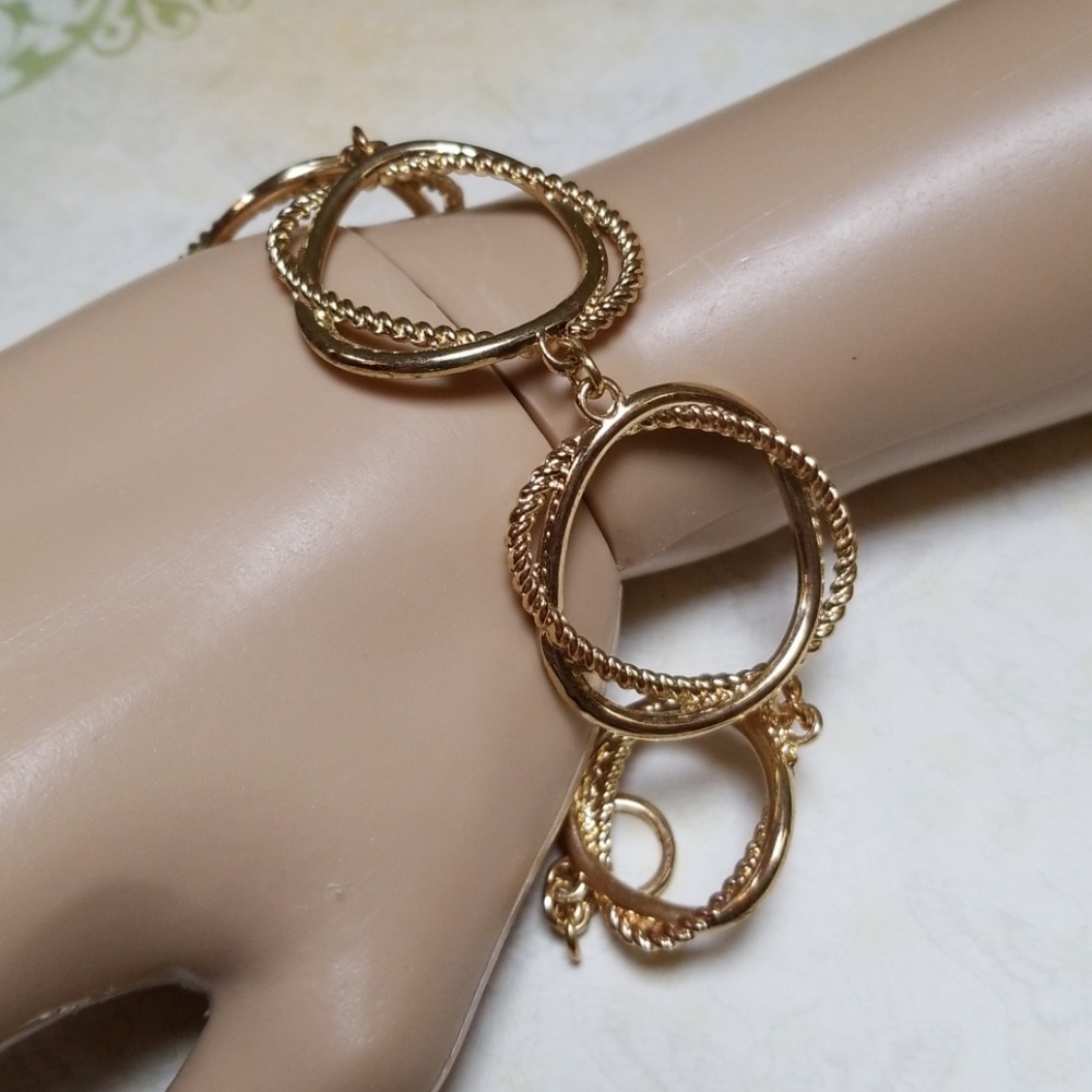 Vintage 1970s Goldtone Intertwined Circles Rope Design Toggle Clasp Bracelet - Picture 8 of 11